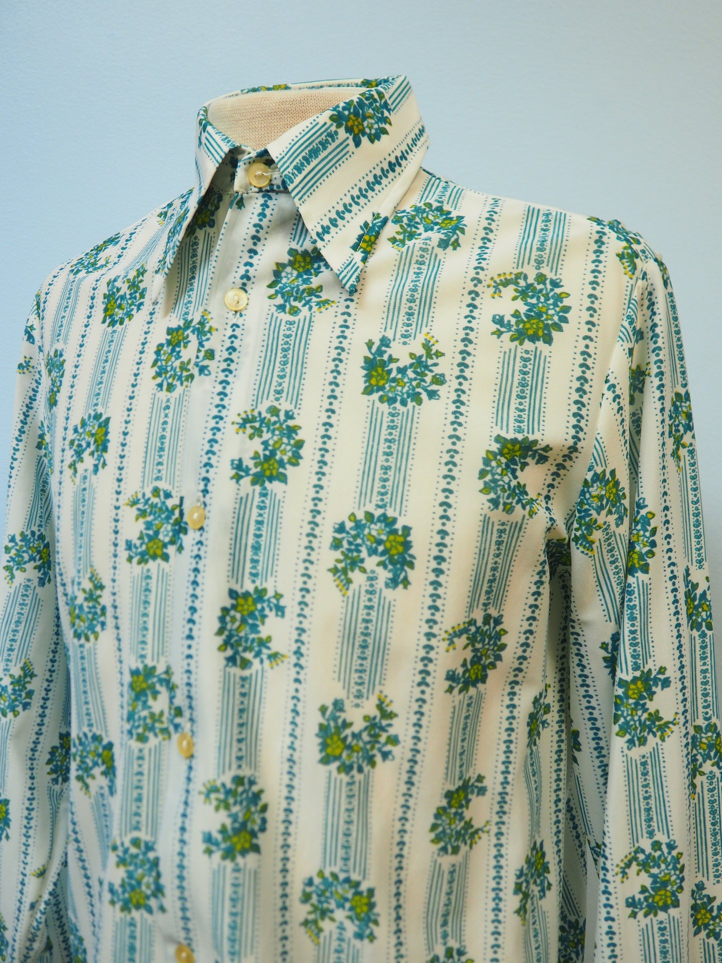 Kukkakuviollinen ja raidallinen miesten kauluspaita