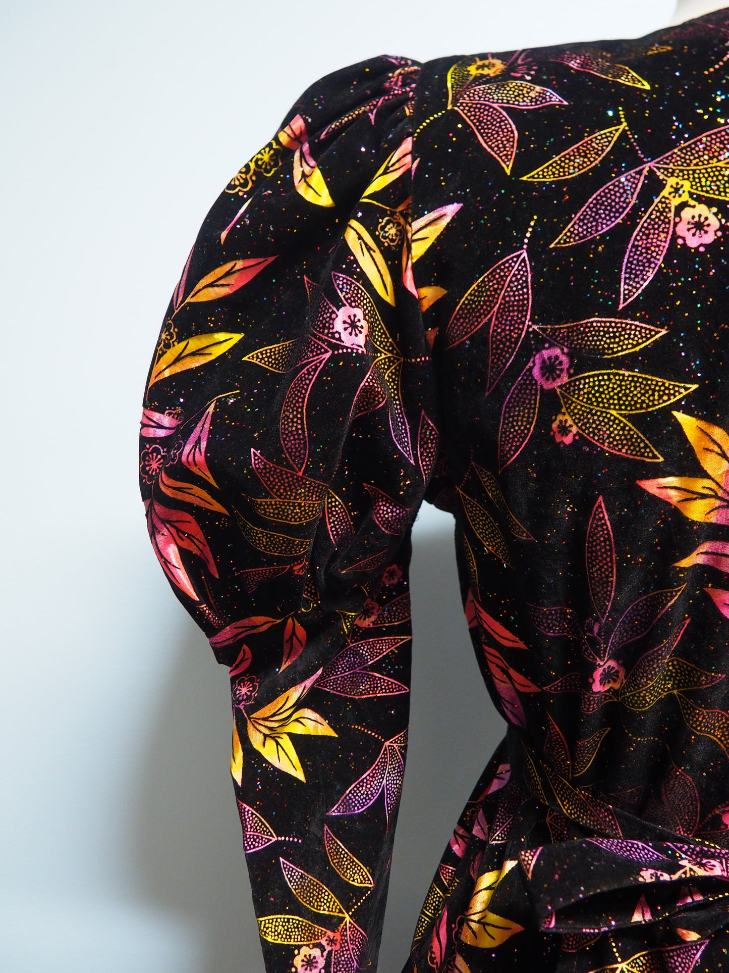 Kuviollinen kimalteleva lasten mekko
