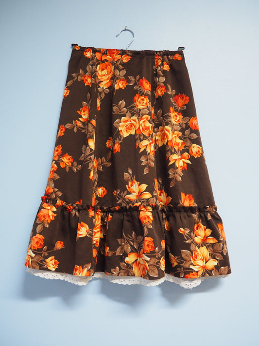 Tuomi-tuotteen kukkakuviollinen hame pitsireunalla