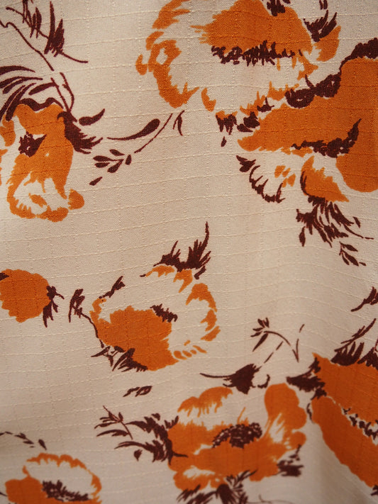 Vaalea kukkakuviollinen hame