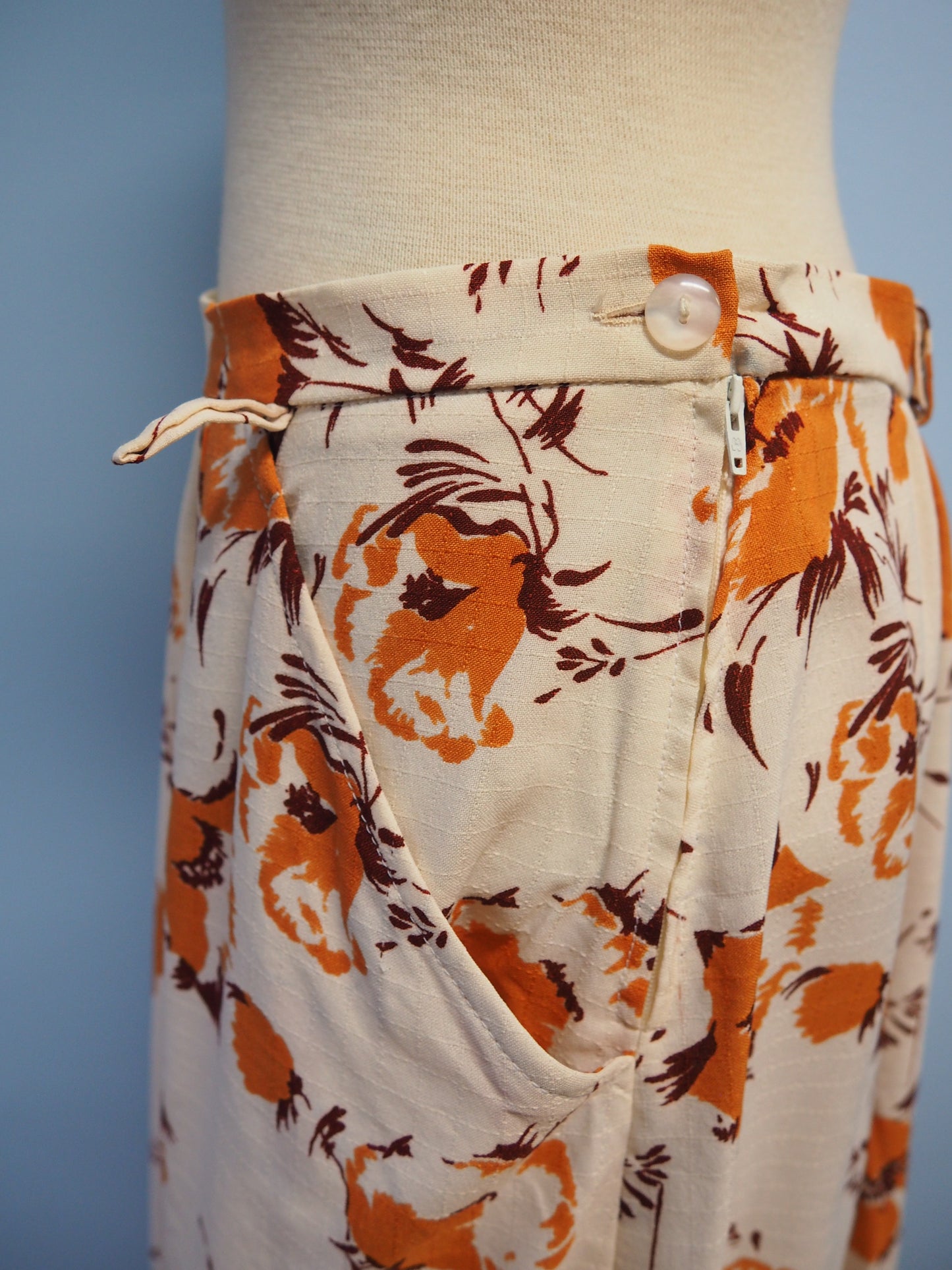 Vaalea kukkakuviollinen hame