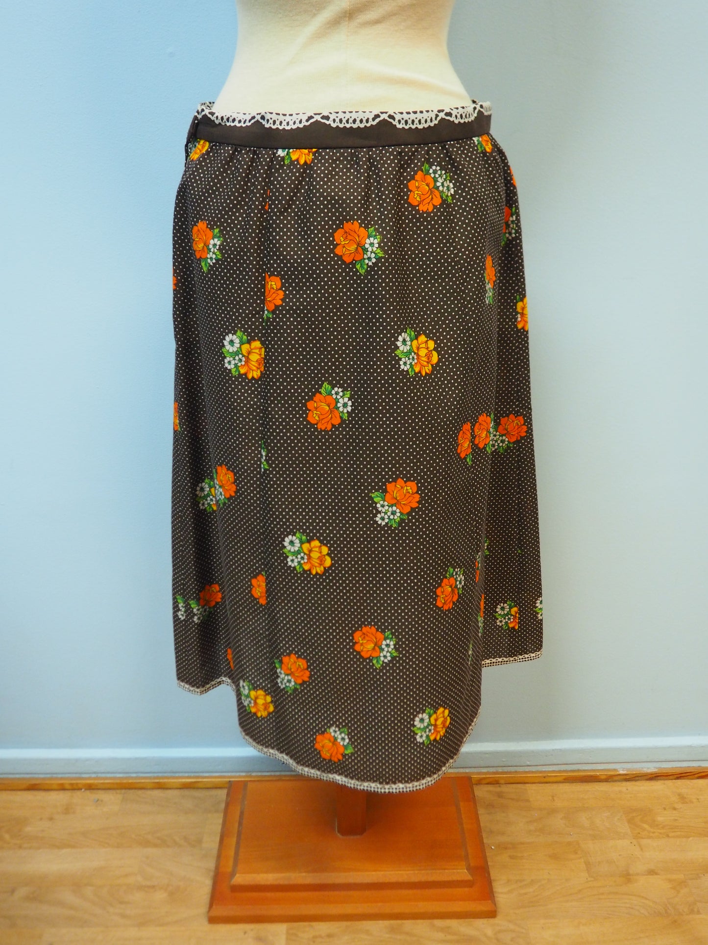 Ruskea kukkakuviollinen käyttämätön hame