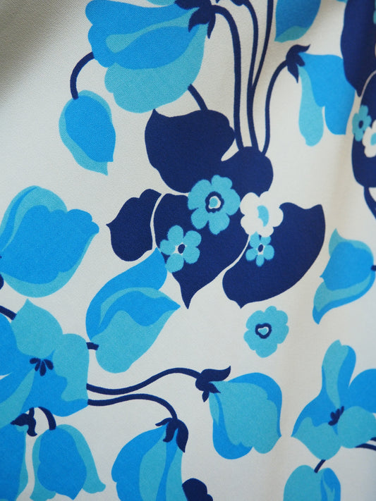 Vaaleansininen kukkakuviollinen käyttämätön hame