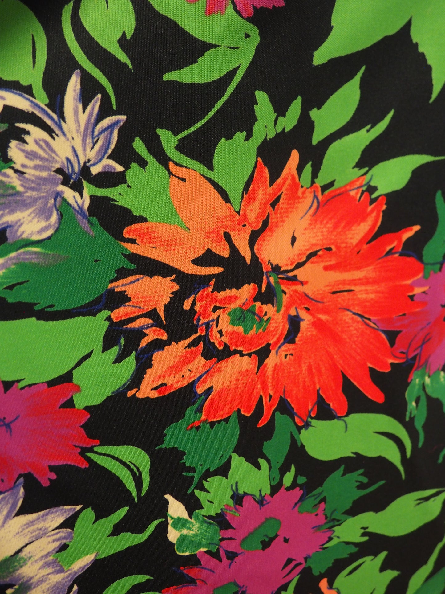 Tummapohjainen kukkakuviollinen käyttämätön hame