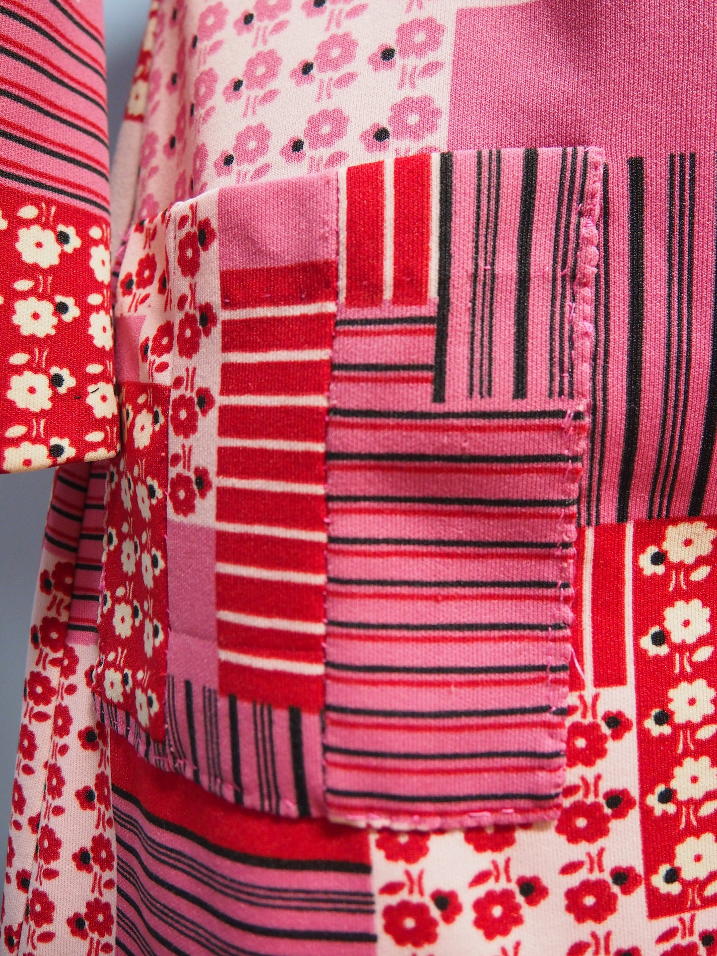Vaaleanpunainen ruudullinen tilkkutäkki mekko
