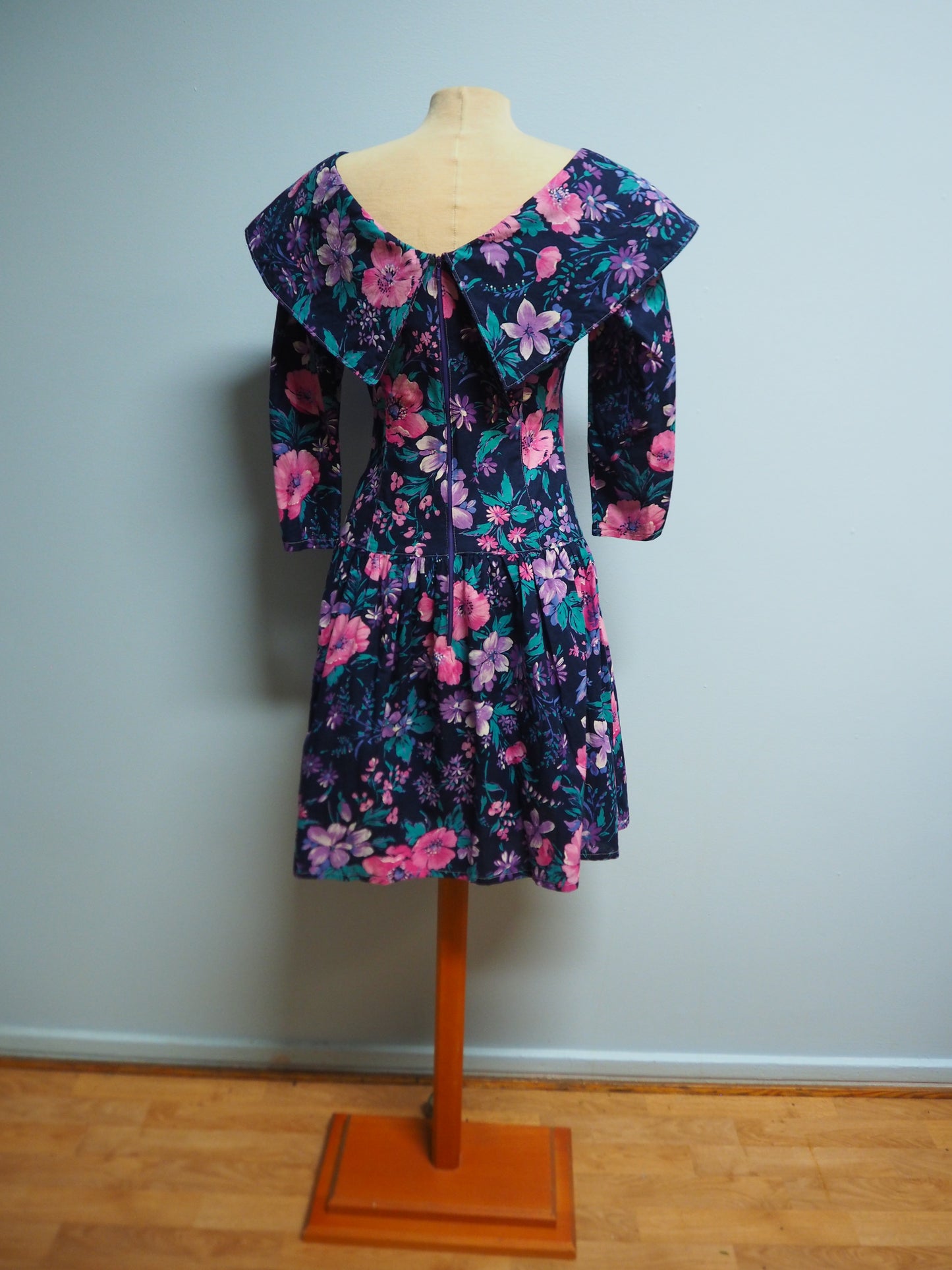 Kukkakuviollinen mekko