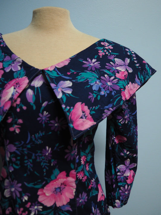 Kukkakuviollinen mekko