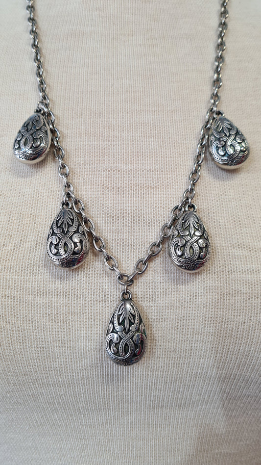 Hopean sävyinen riipus kaulakoru