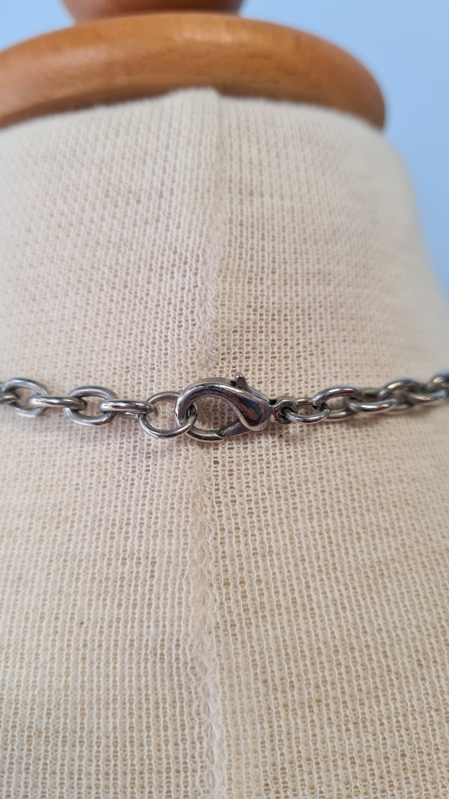 Hopean sävyinen riipus kaulakoru