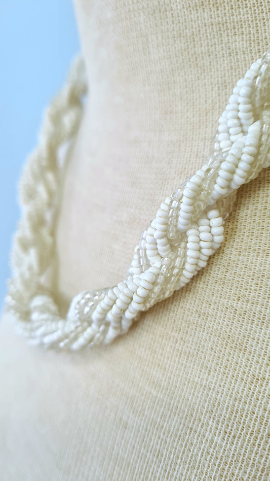 Raidallinen kierrepunos kaulakoru