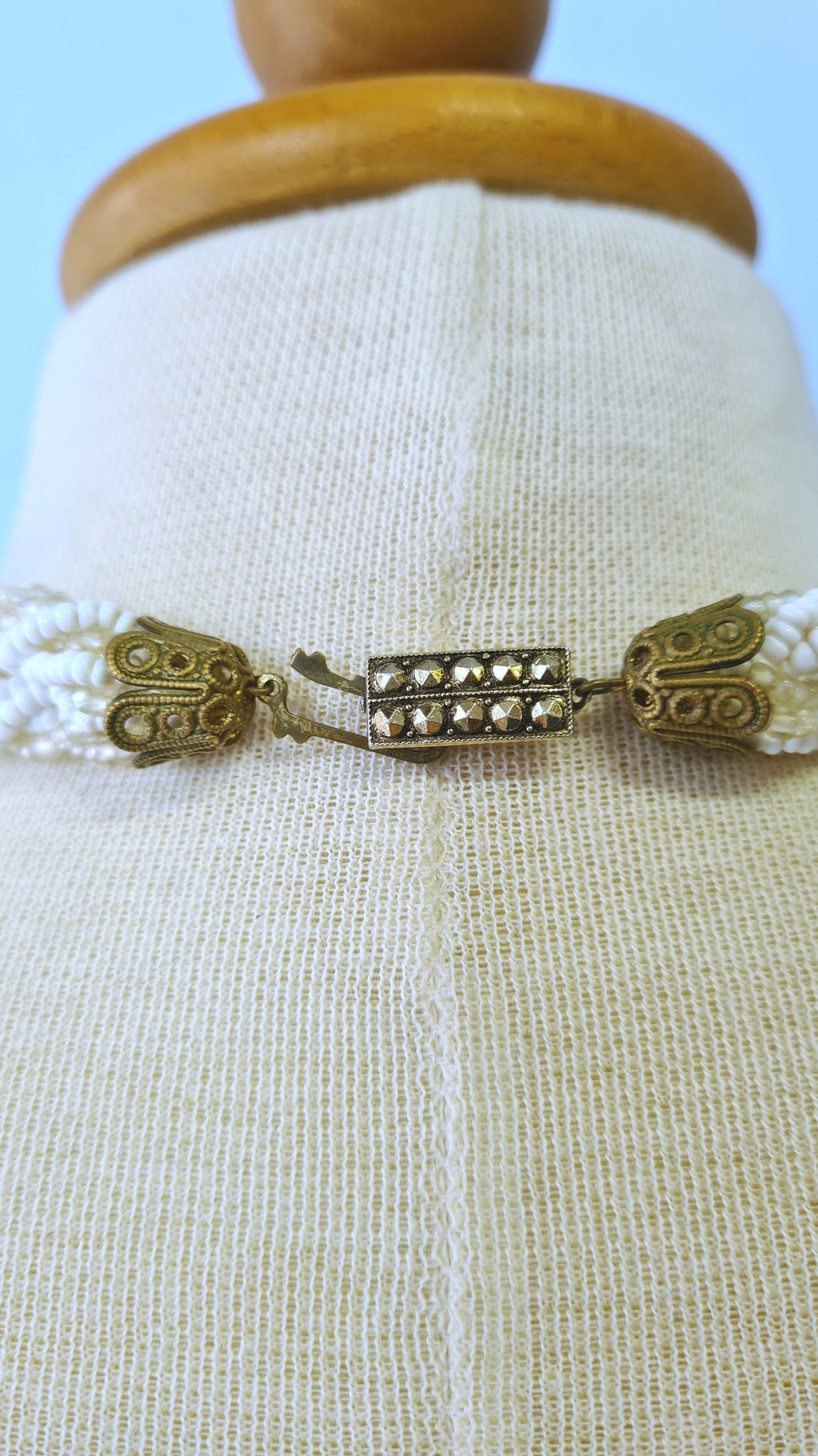 Raidallinen kierrepunos kaulakoru