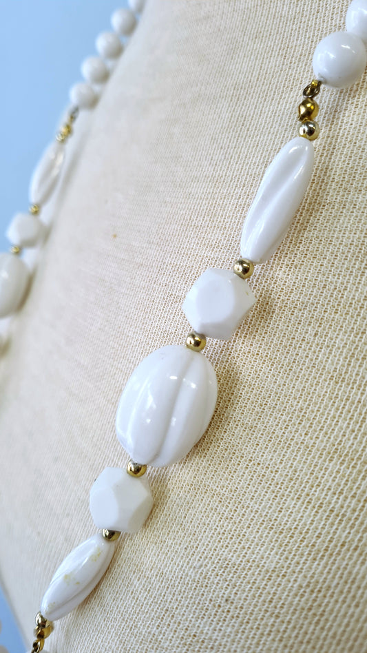 Valkoiset muovihelmet kaulakoru