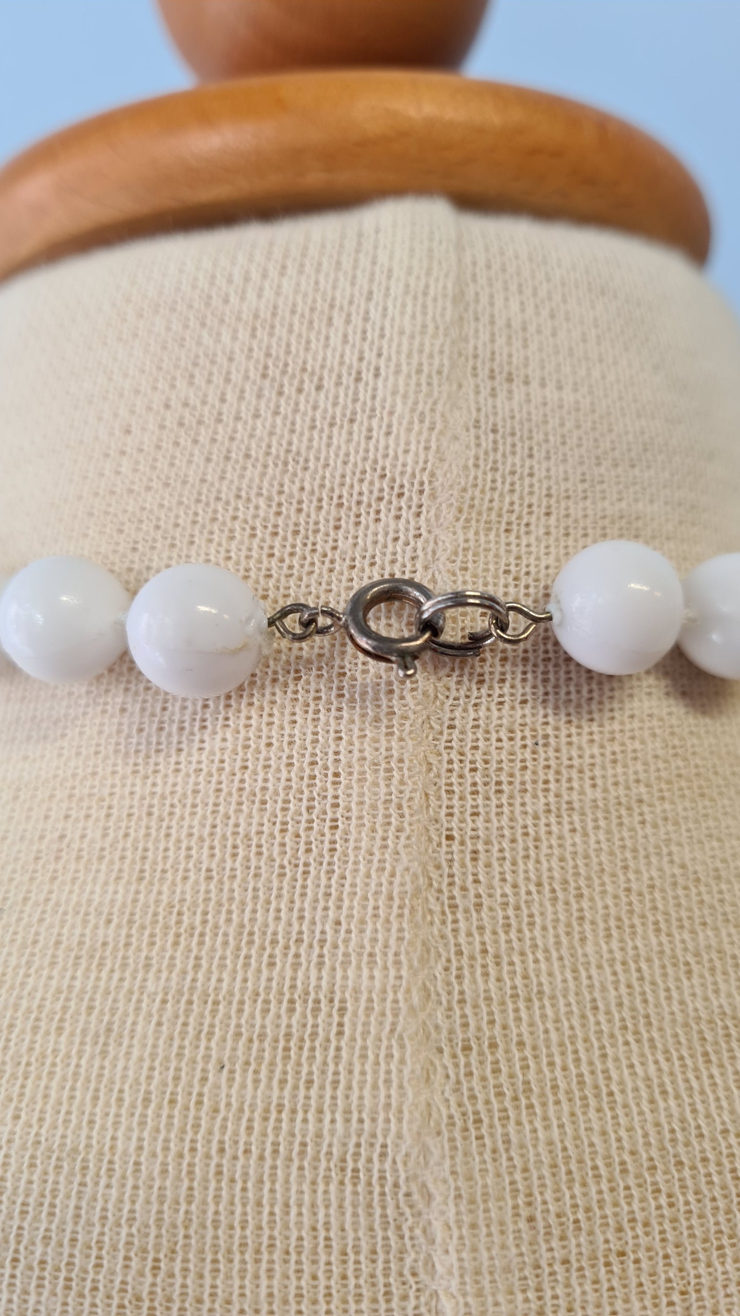 Valkoiset muovihelmet kaulakoru