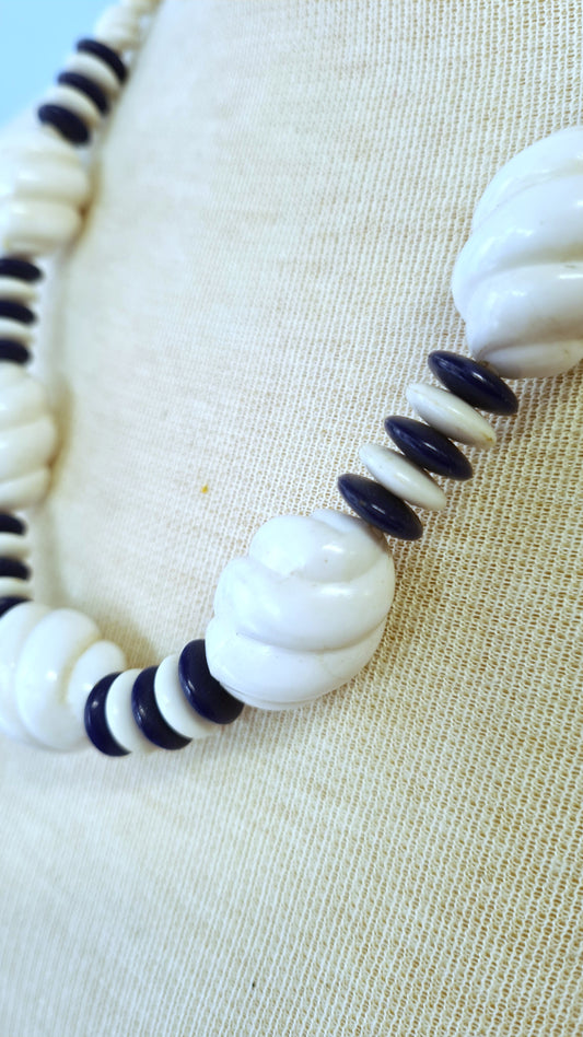 Sinivalkoiset muovihelmet kaulakoru