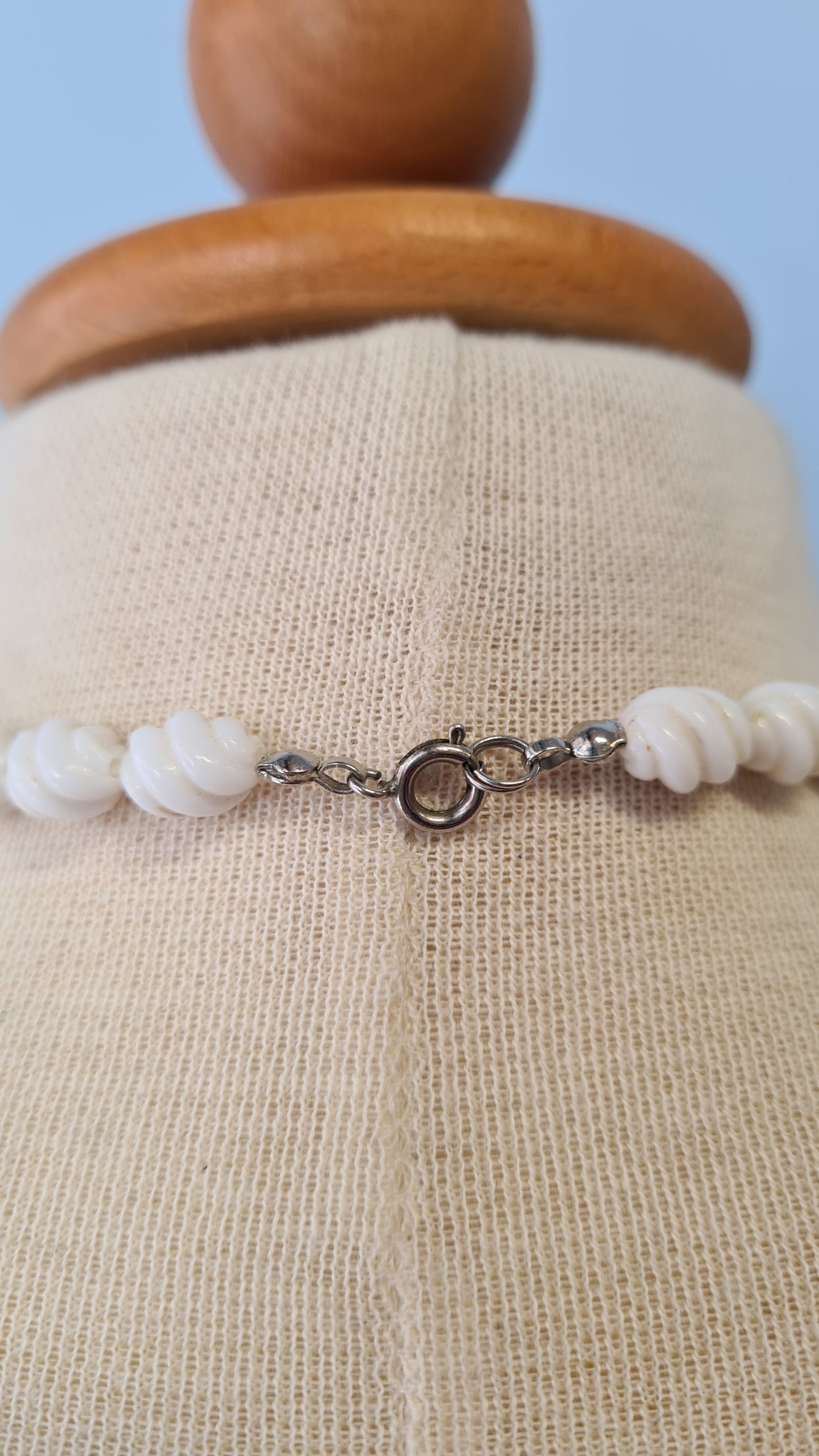 Sinivalkoiset muovihelmet kaulakoru