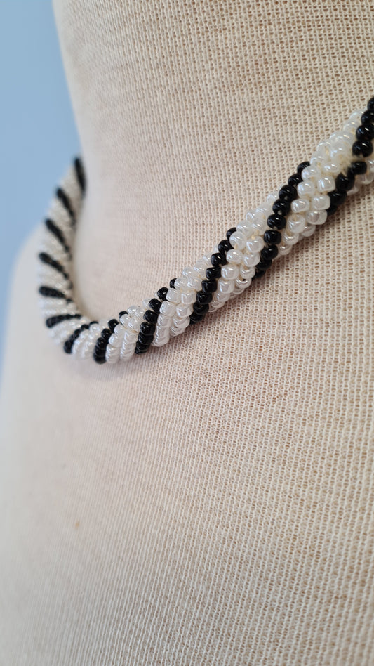 Mustavalkoinen raidallinen kaulakoru