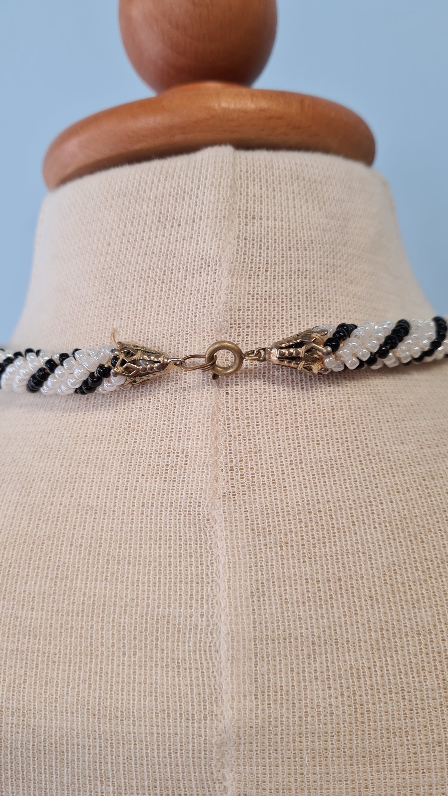 Mustavalkoinen raidallinen kaulakoru