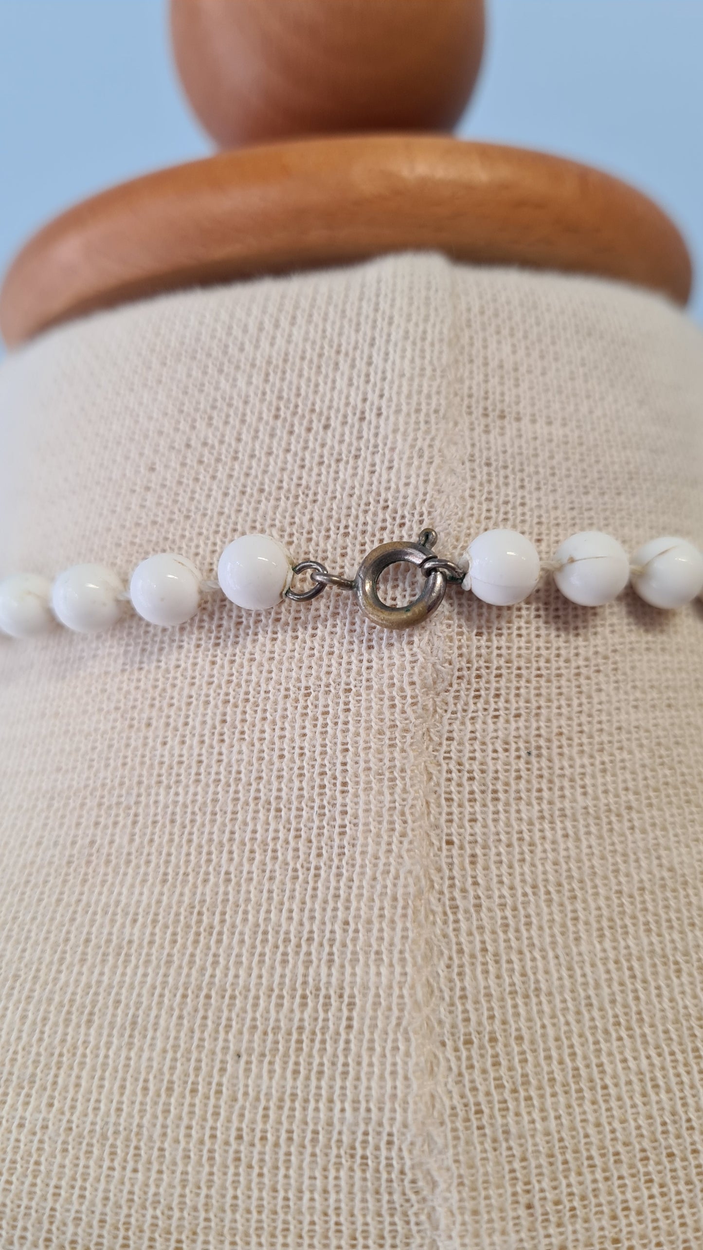 Valkoiset ja oranssit muovihelmet kaulakoru