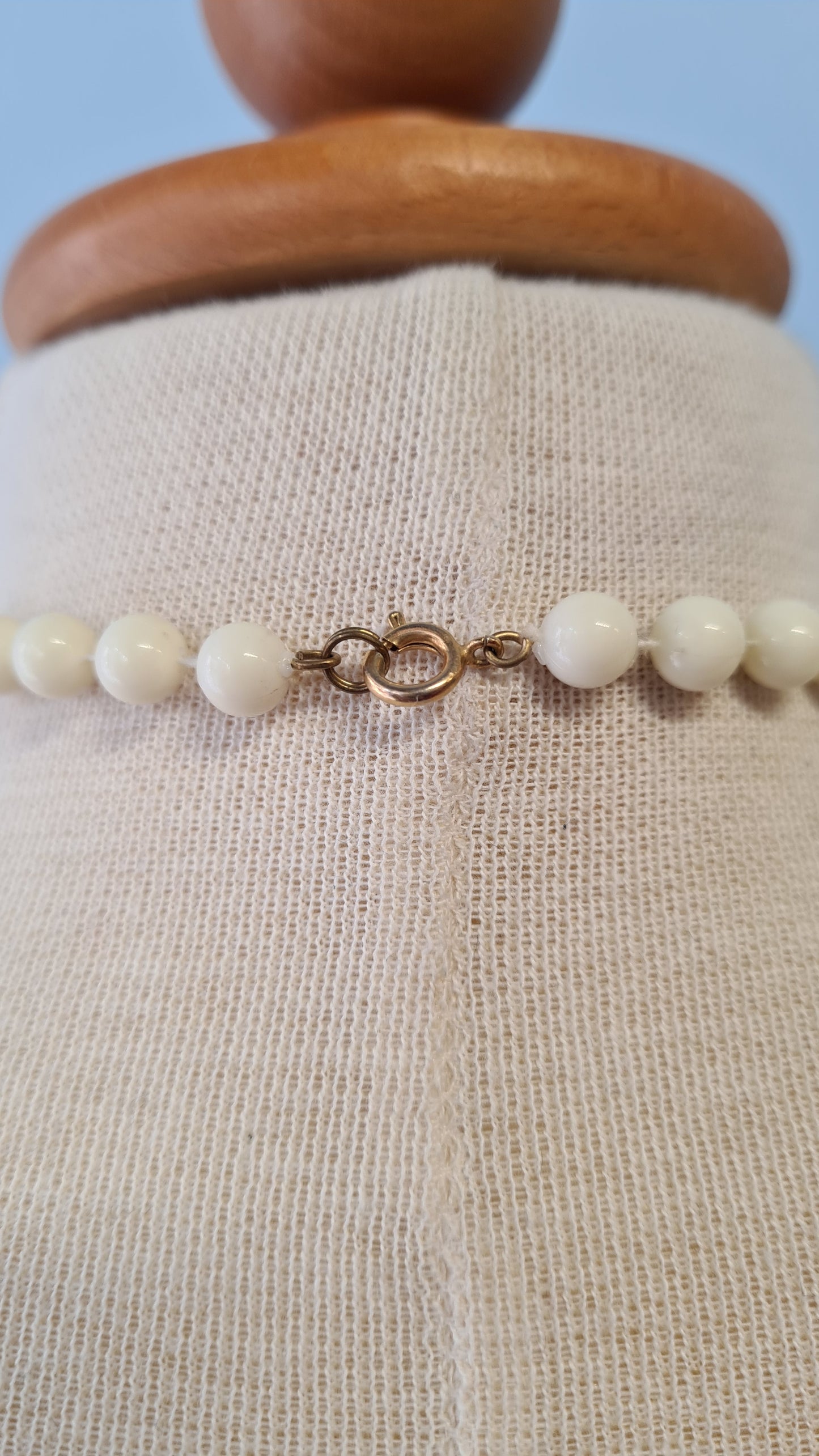 Valkoiset ja vaaleanpunaiset muovihelmet kaulakoru