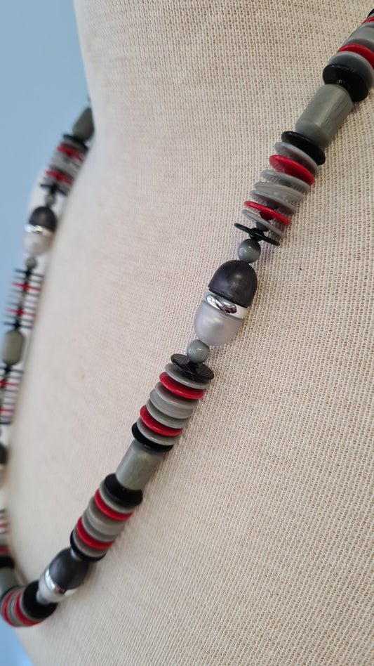 Moniväriset muovihelmet kaulakoru