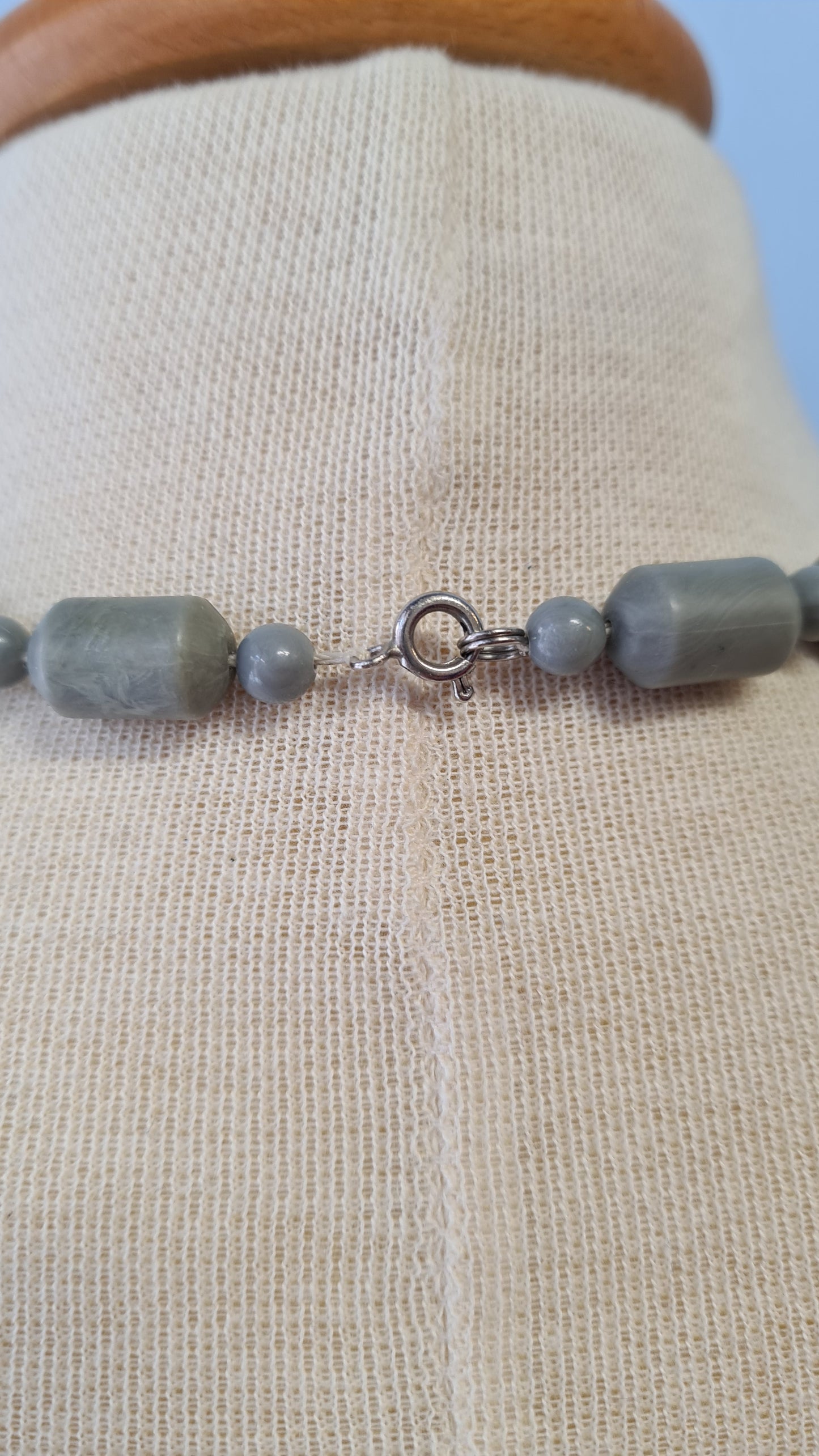 Moniväriset muovihelmet kaulakoru