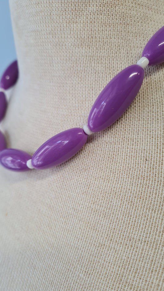 Laventelin väriset muovihelmet kaulakoru