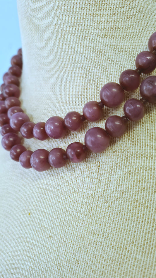 Violetin sävyiset muovihelmet kaulakoru