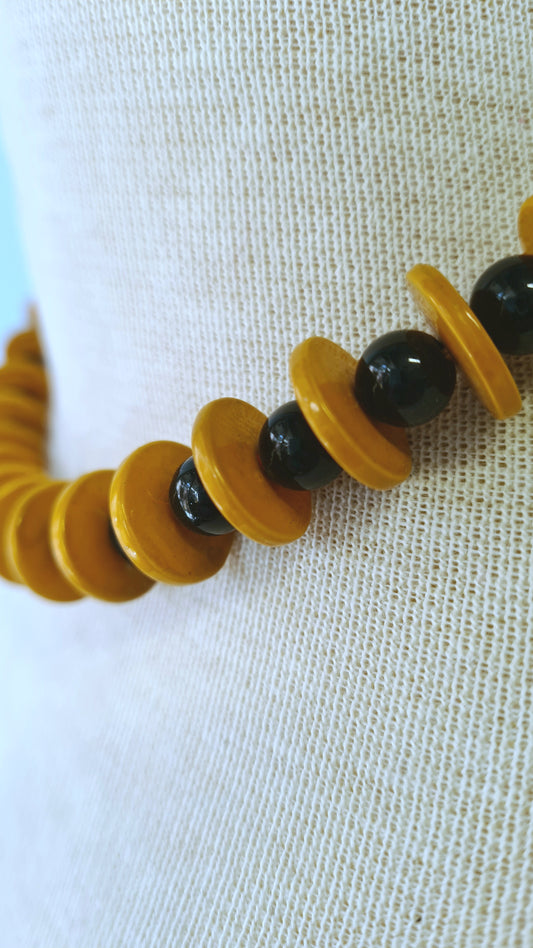 Mustat ja vaaleanruskeat muovihelmet kaulakoru