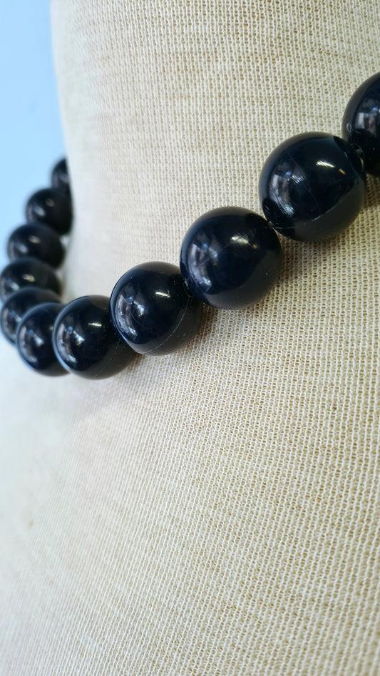 Tummansiniset muovihelmet kaulakoru