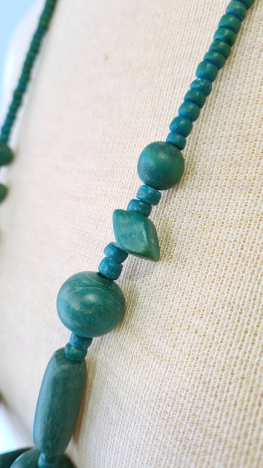 Sinivihreät puuhelmet kaulakoru