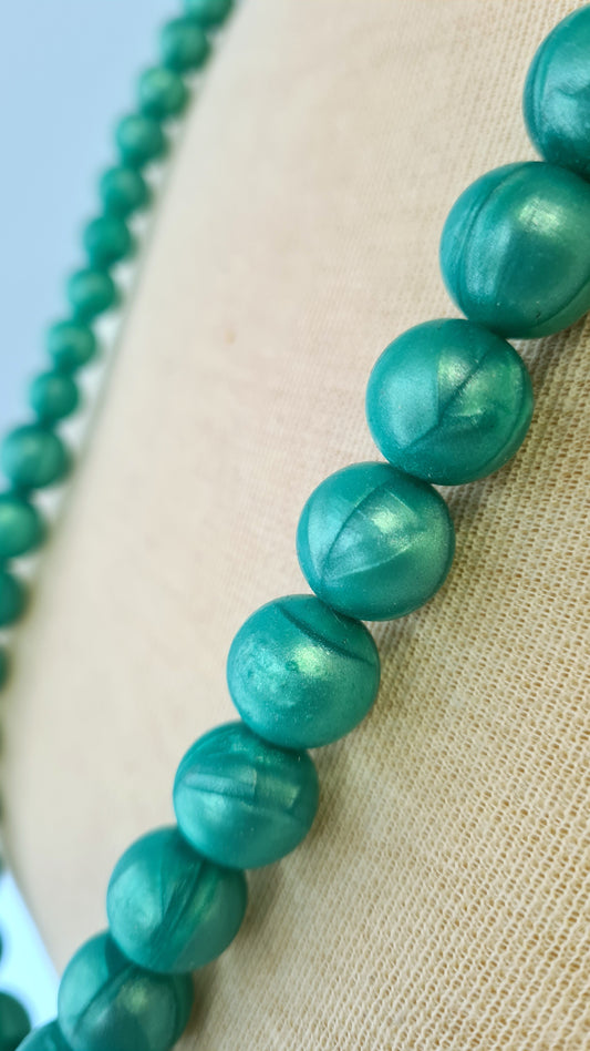 Vihreä pitkä kaulakoru