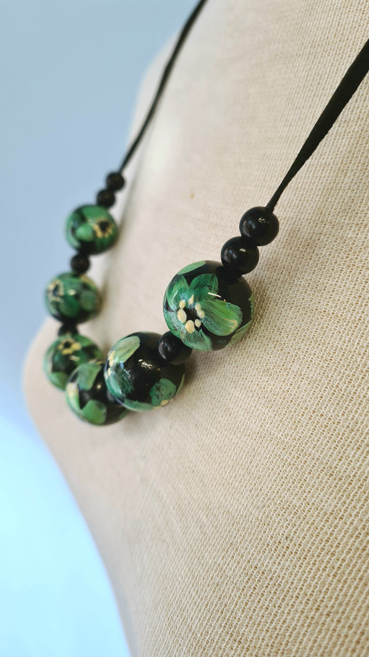 Kukkakuviollinen kaulakoru