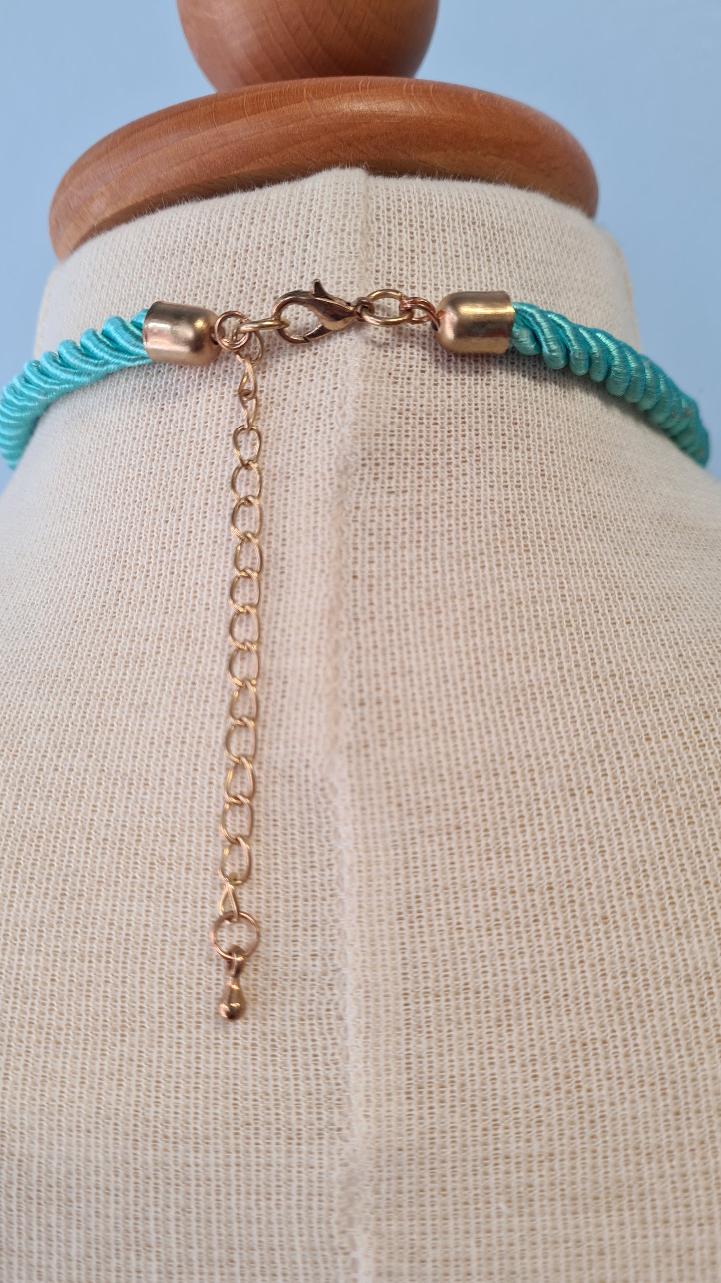 Moniväriset muovihelmet kaulakoru