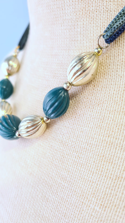 Sinivihreät muovihelmet kaulakoru