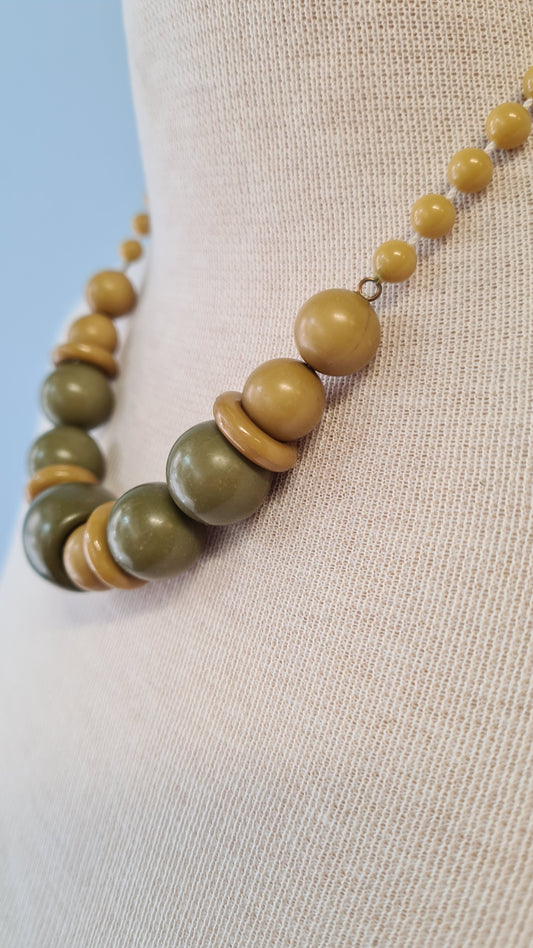 Vihertävät muovihelmet kaulakoru