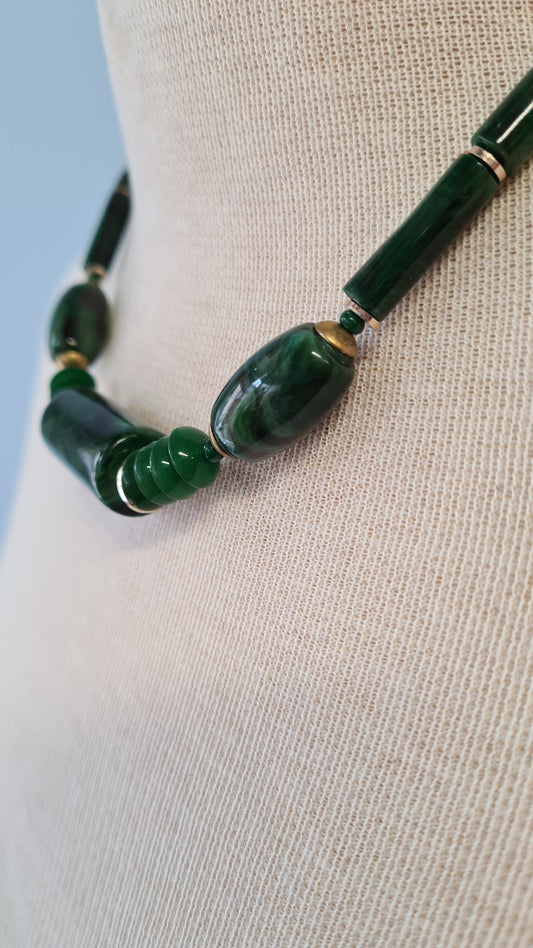 Vihreät marmoroidut muovihelmet kaulakoru