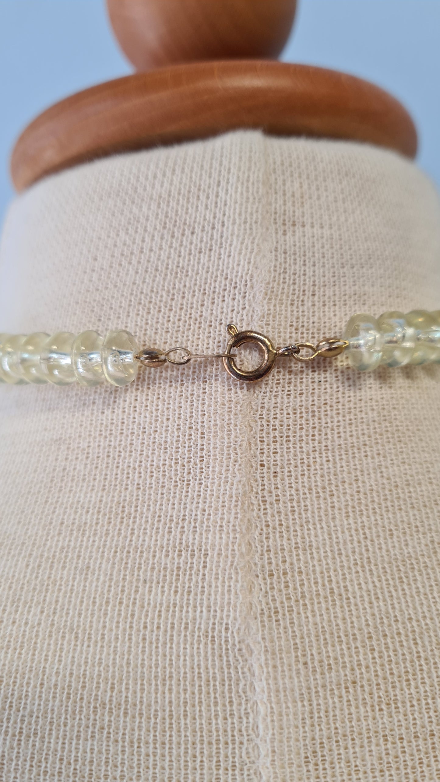 Vaaleankeltaiset muovihelmet kaulakoru