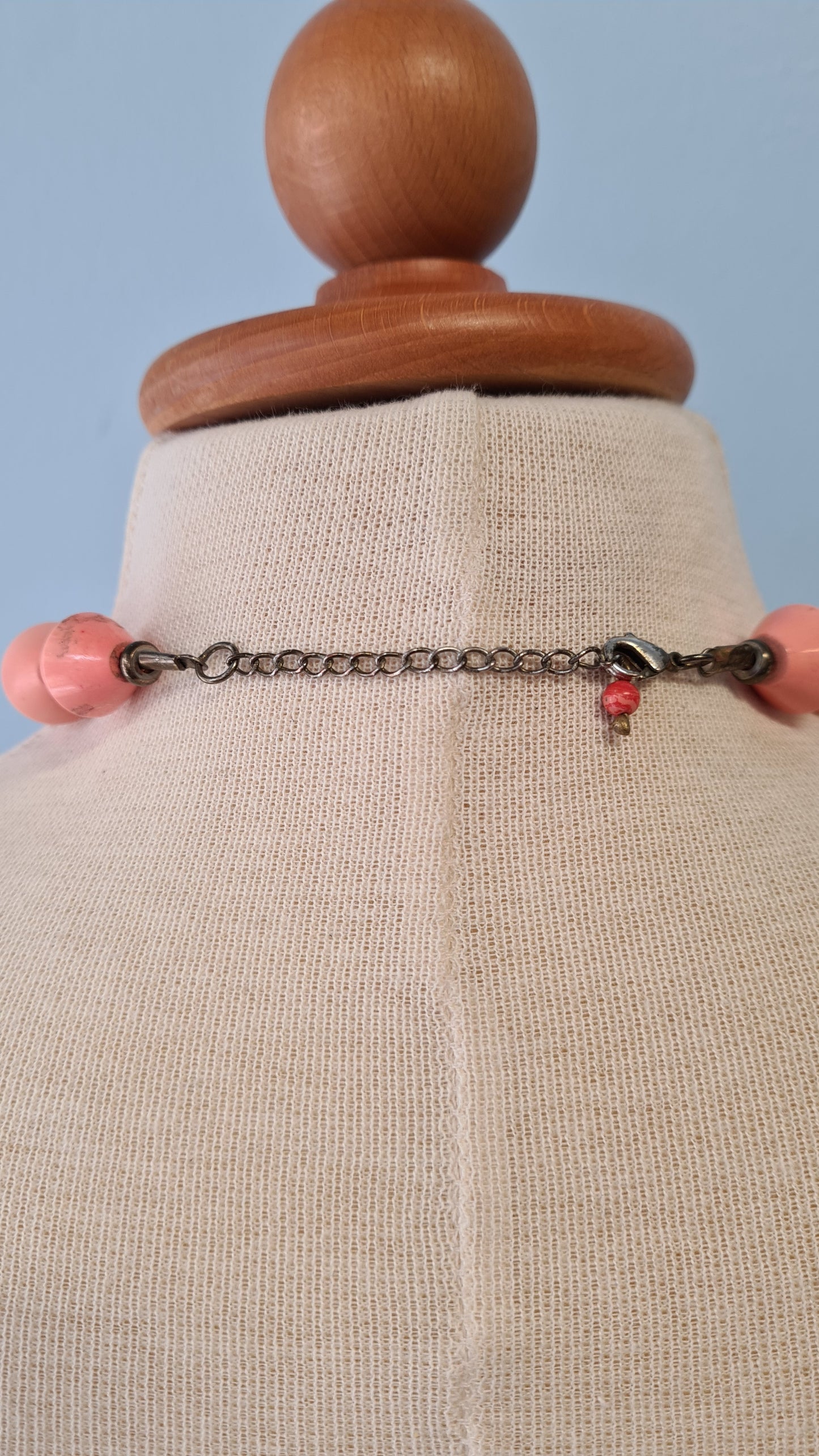 Vaalean korallin väriset muovihelmet kaulakoru