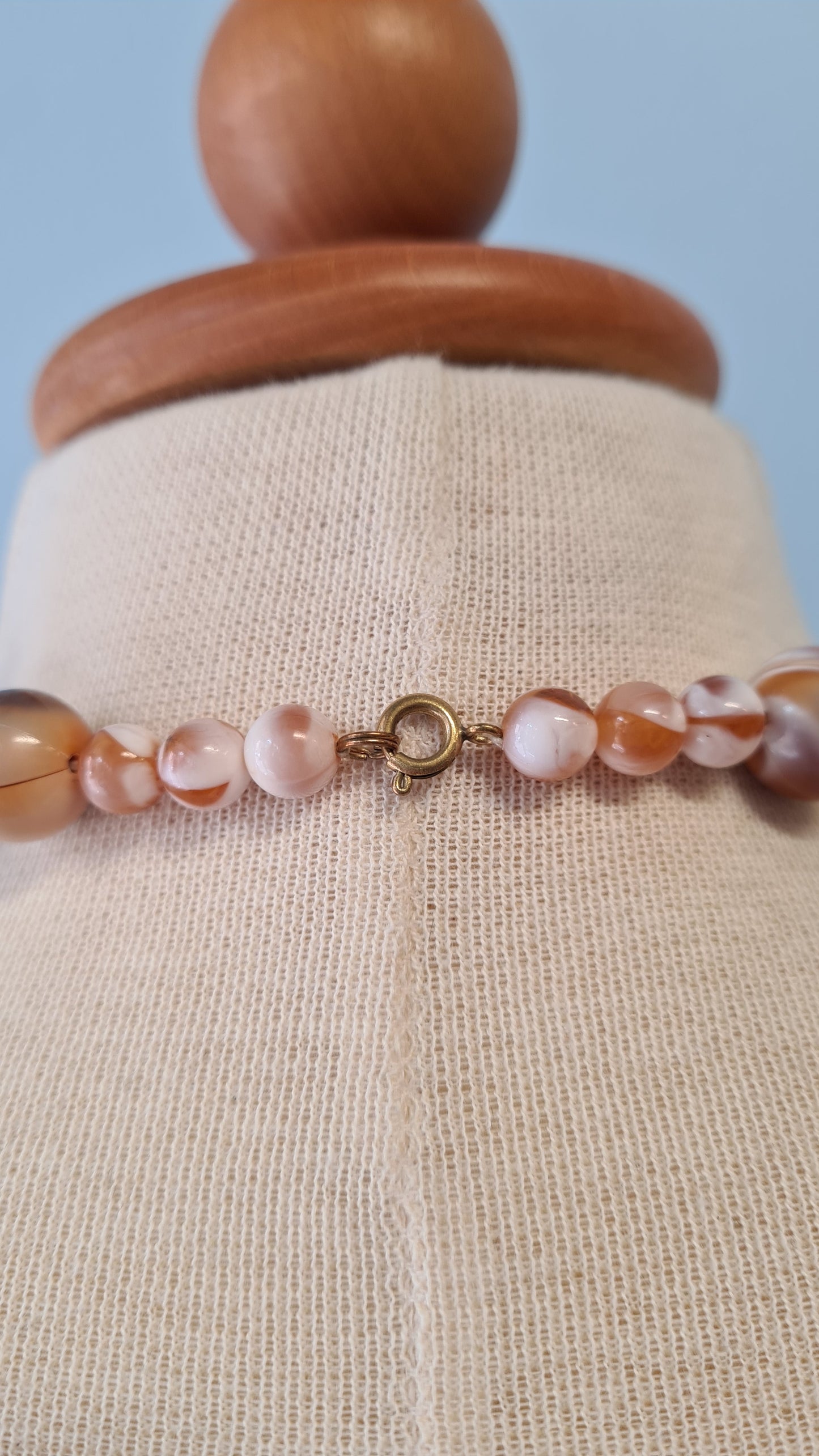 Vaaleanruskeat kuviolliset muovihelmet kaulakoru