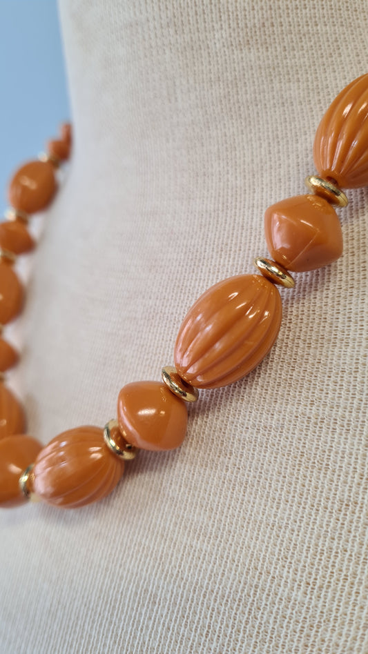 Sinapinkeltaiset muovihelmet kaulakoru