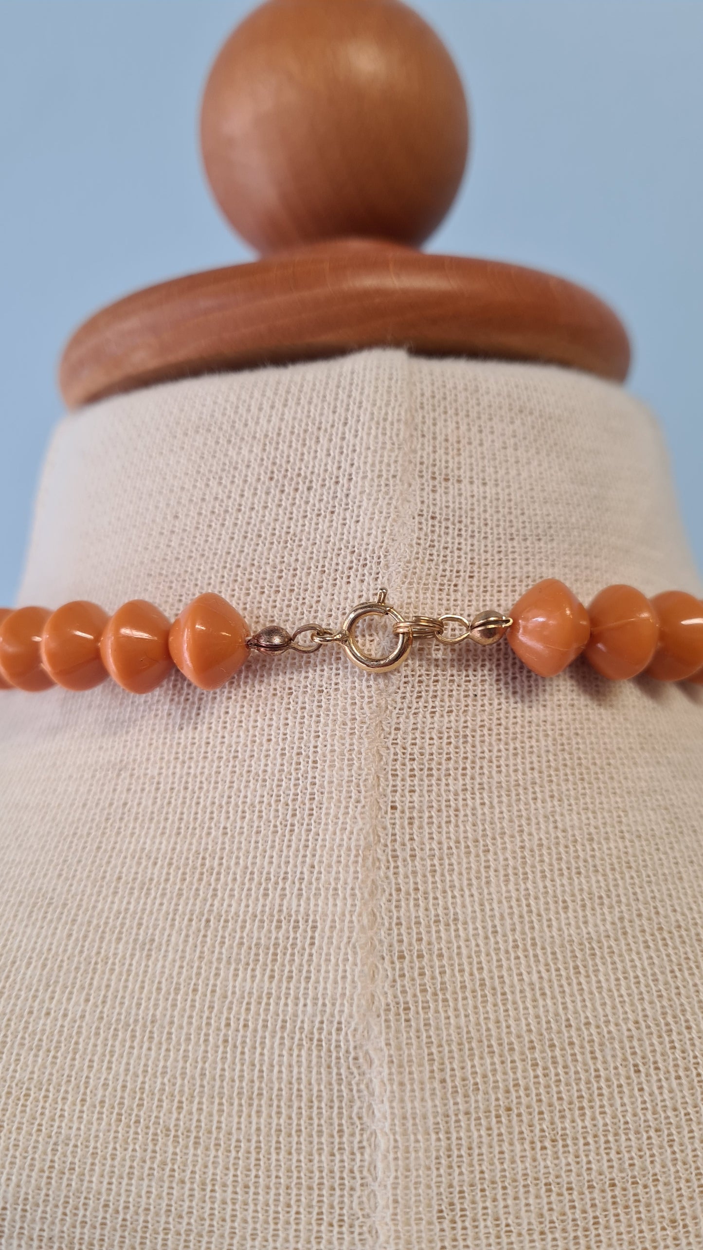 Sinapinkeltaiset muovihelmet kaulakoru