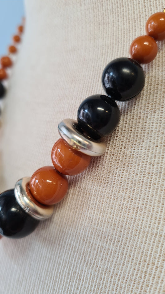 Moniväriset muovihelmet kaulakoru