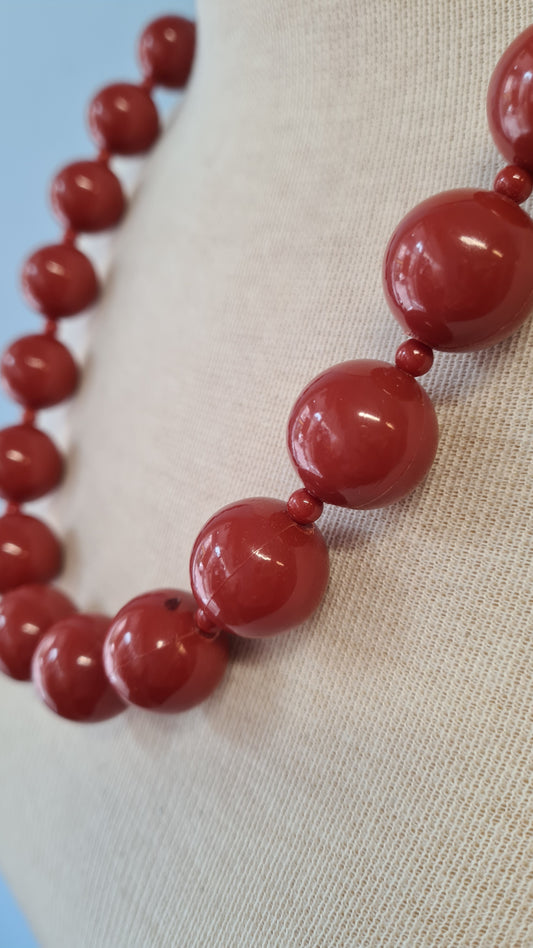 Vaaleanruskeat muovihelmet kaulakoru