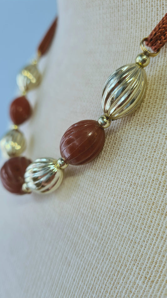 Ruskeat muovihelmet kaulakoru