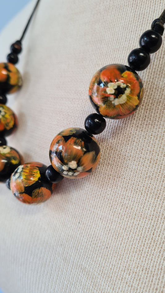 Kukkakuviolliset puuhelmet kaulakoru