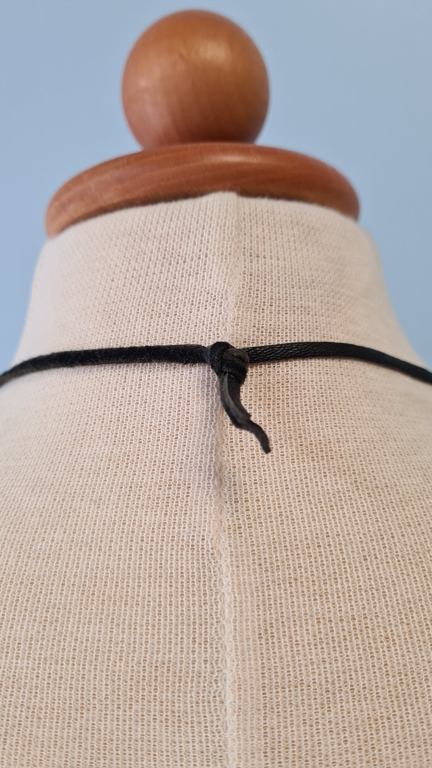 Kukkakuviolliset puuhelmet kaulakoru