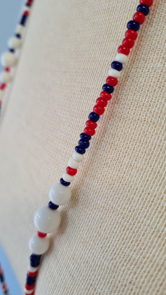 Pitkä monivärinen kaulakoru