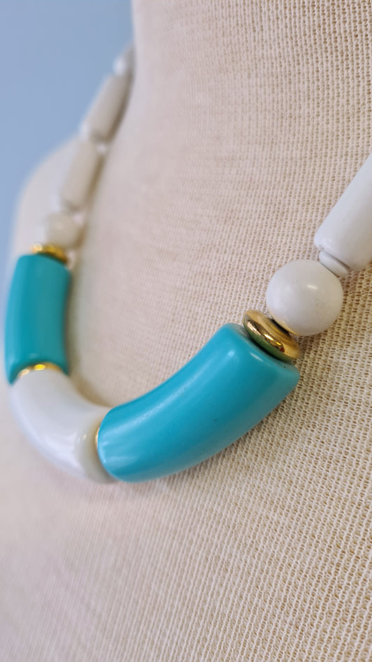 Valkoiset ja turkoosit muovihelmet kaulakoru