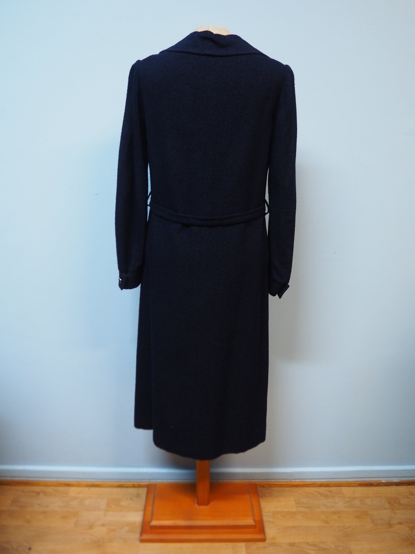 Tummansininen Caterinan mekko käyttämätöntä vanhaa varastoa