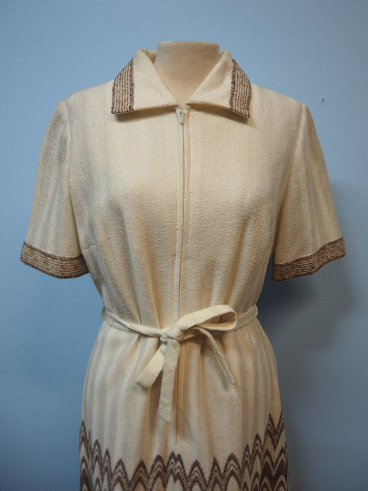 Vaalea raidallinen Caterinan mekko käyttämätöntä vanhaa varastoa